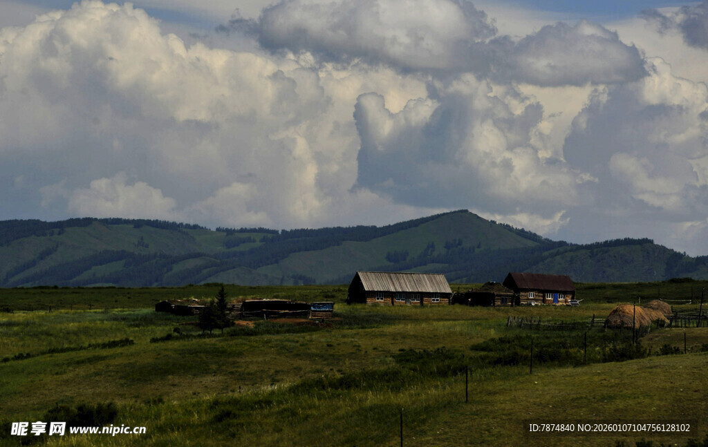 草原上的村落与远山