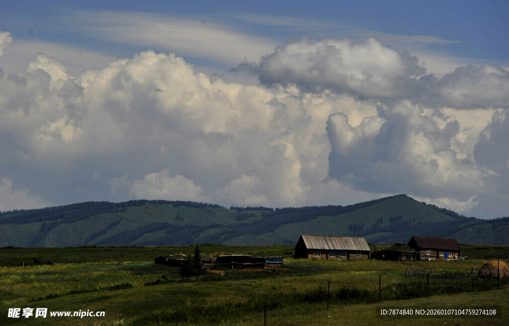 草原上的房屋与远山风景