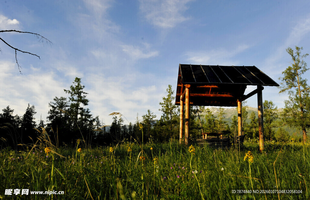 草原上的木质凉亭