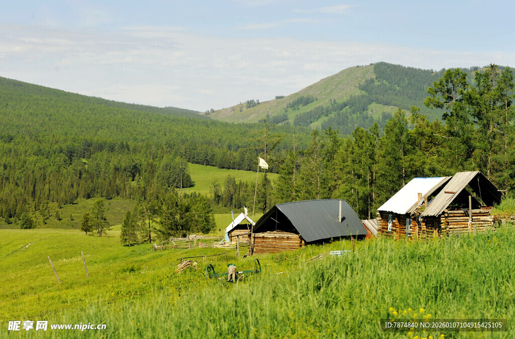 山间绿野中的质朴小屋