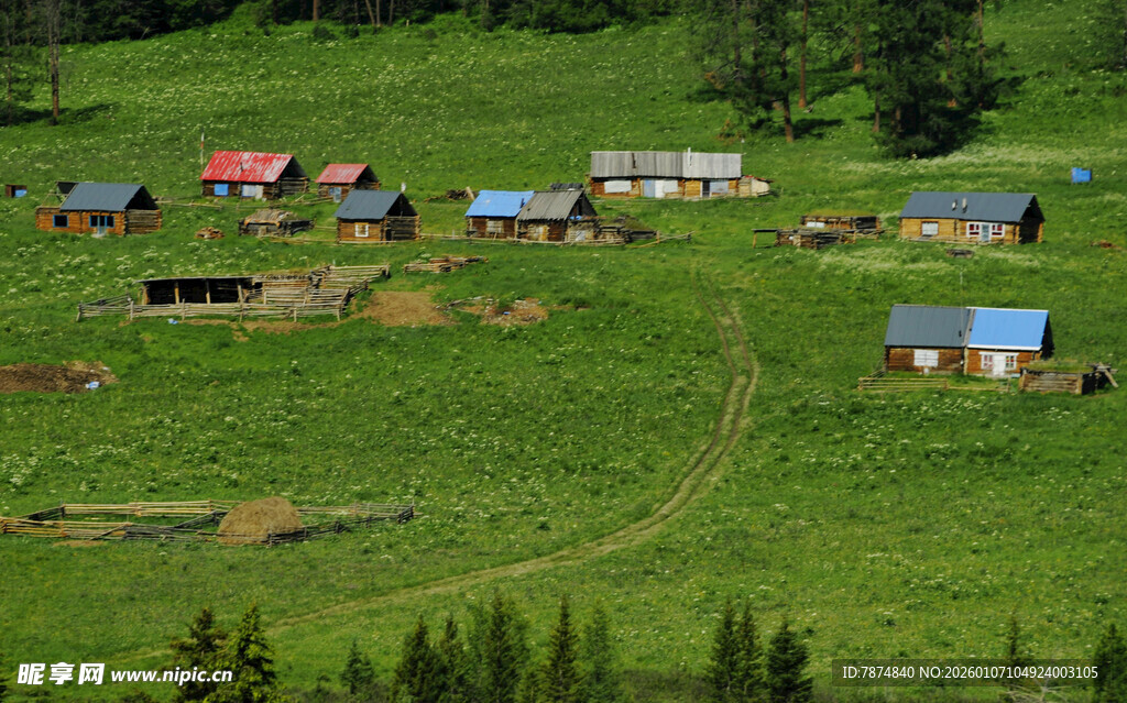 山间绿野中的乡村聚落