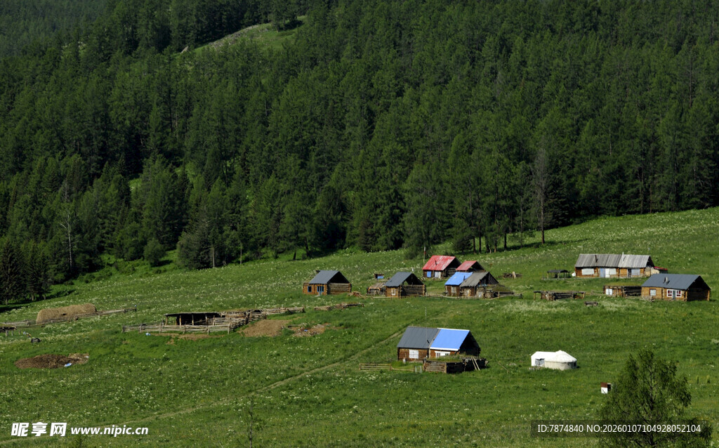 山间绿野中的静谧村落