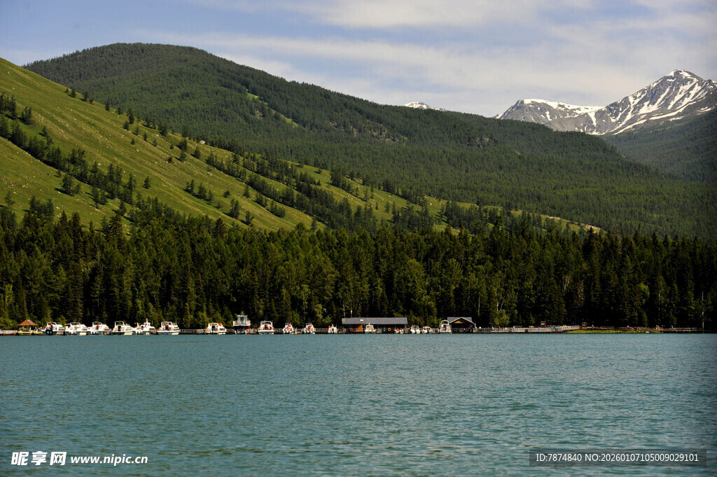 青山绿水间的静谧湖泊