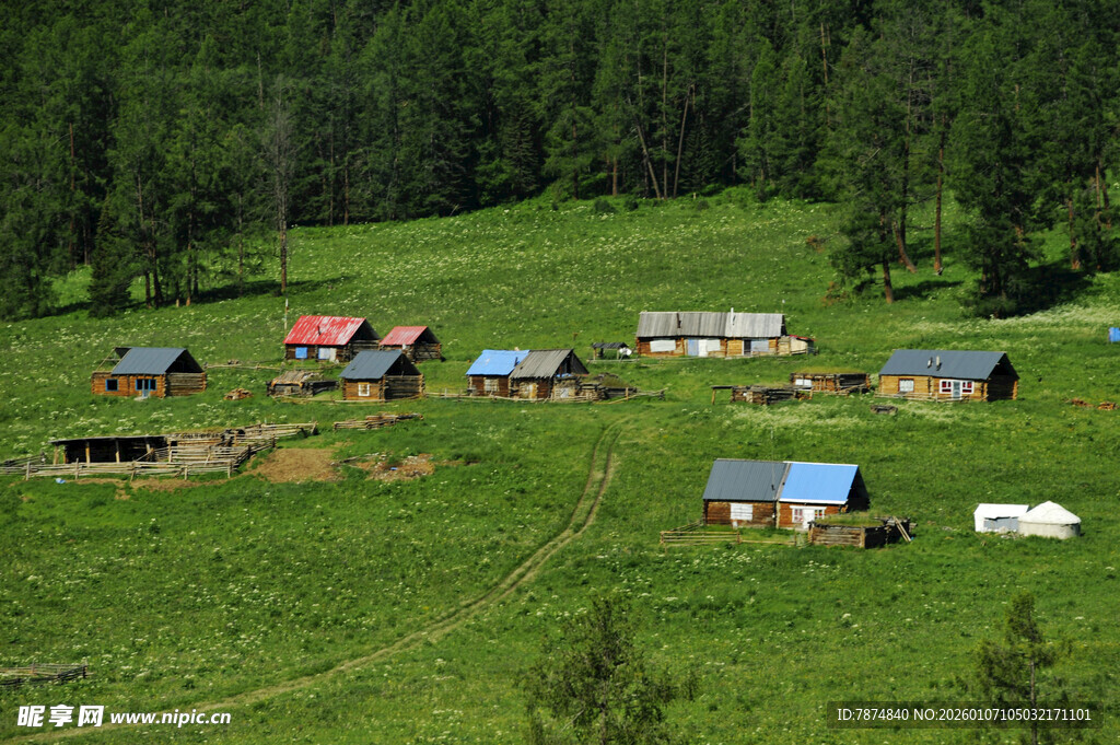 草原上的多彩牧居