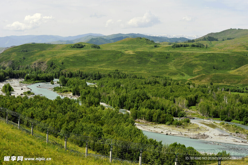 青山绿水间的蜿蜒河流