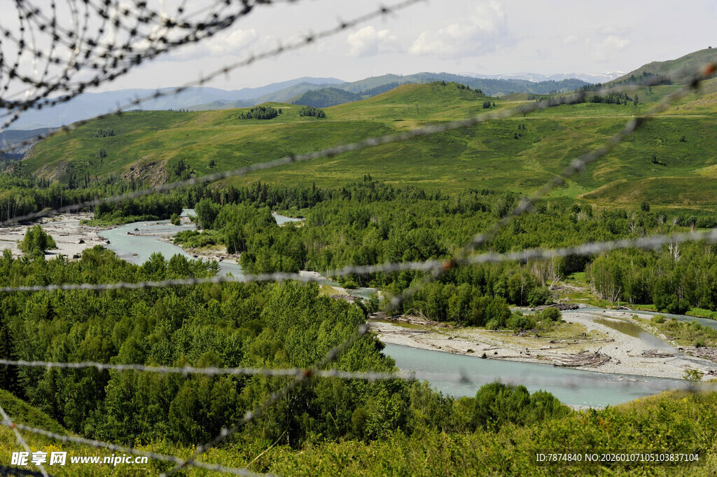 山间河谷的壮美自然景观