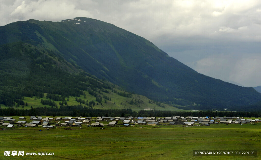 草原上的车队与远山