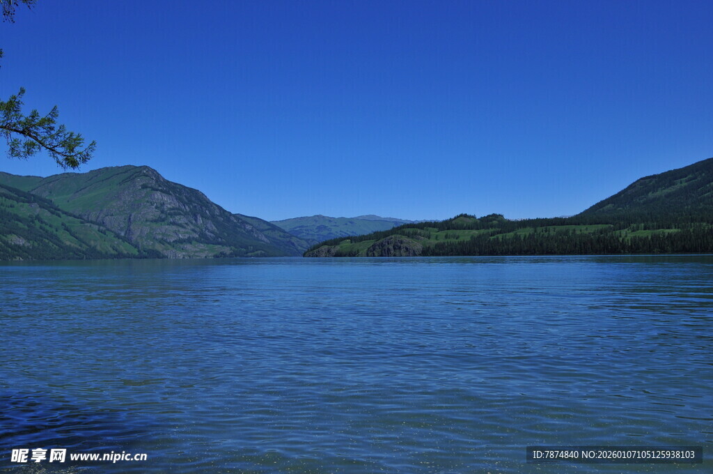 宁静山水间的澄澈湖泊