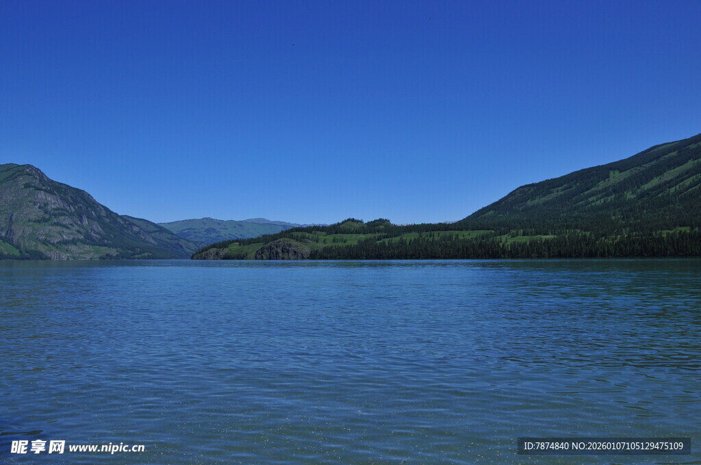 宁静山水间的澄澈湖泊