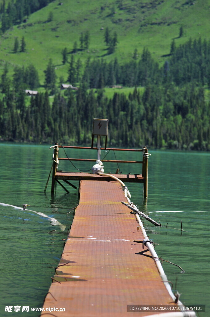 湖畔的木质长码头