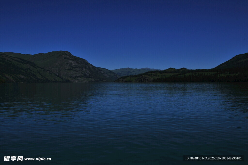 宁静湖景与远山暮色