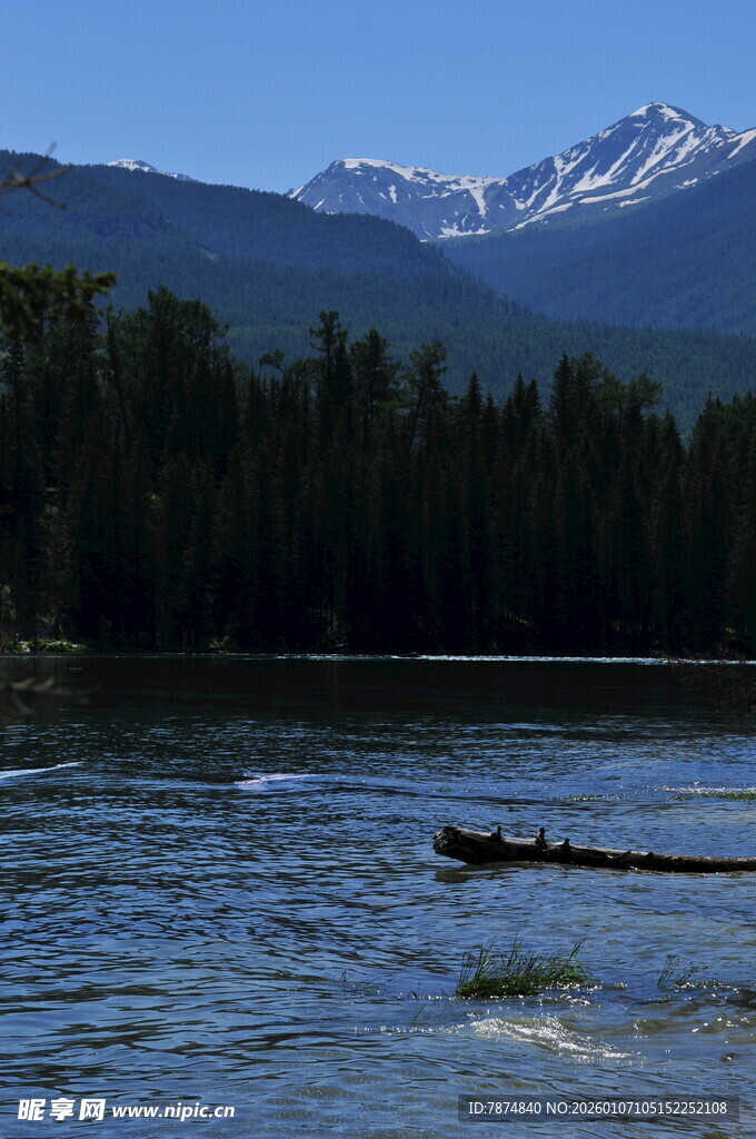 湖山之间的静谧泛舟之旅