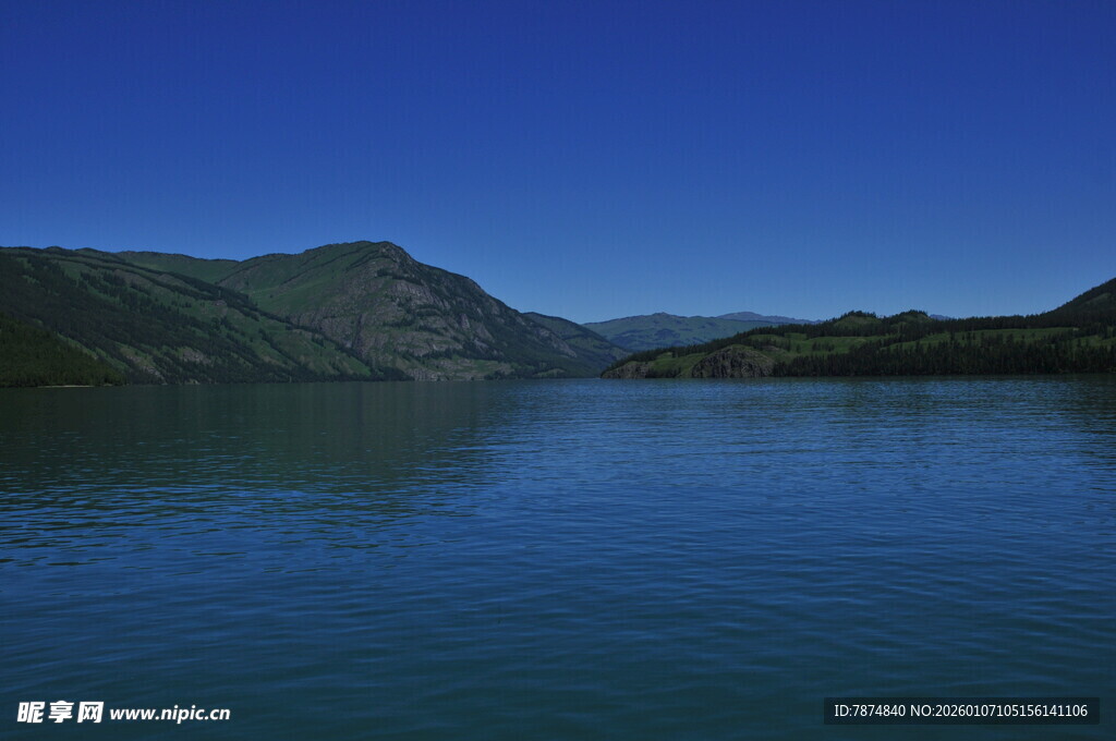 宁静湖景与远山