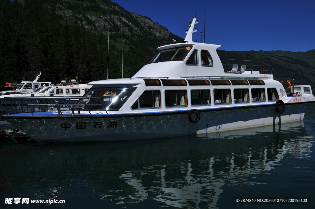 停泊在水面的豪华游艇