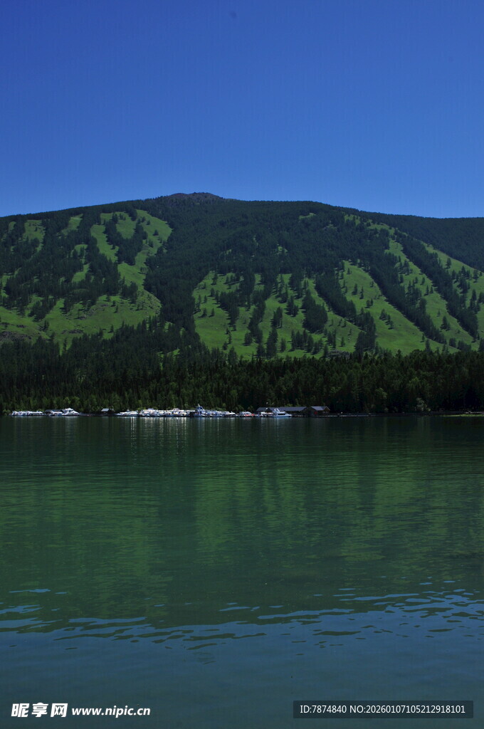 青山绿水间的静谧湖泊