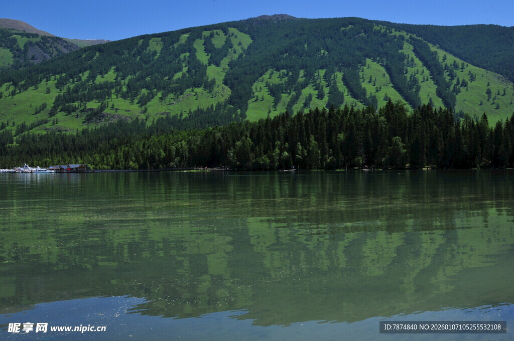 宁静湖景与葱郁山峦
