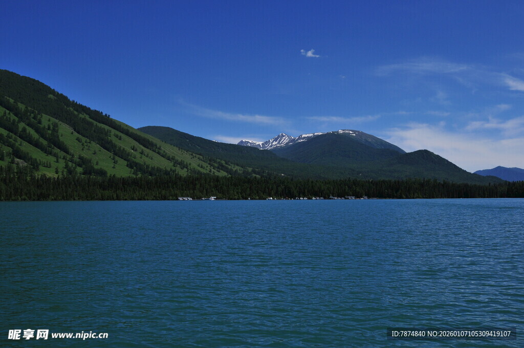 宁静湖景与远处青山
