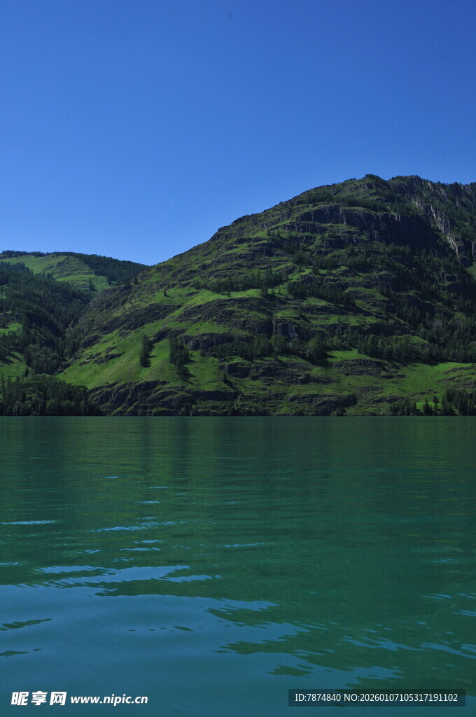 青山绿水间的宁静湖面