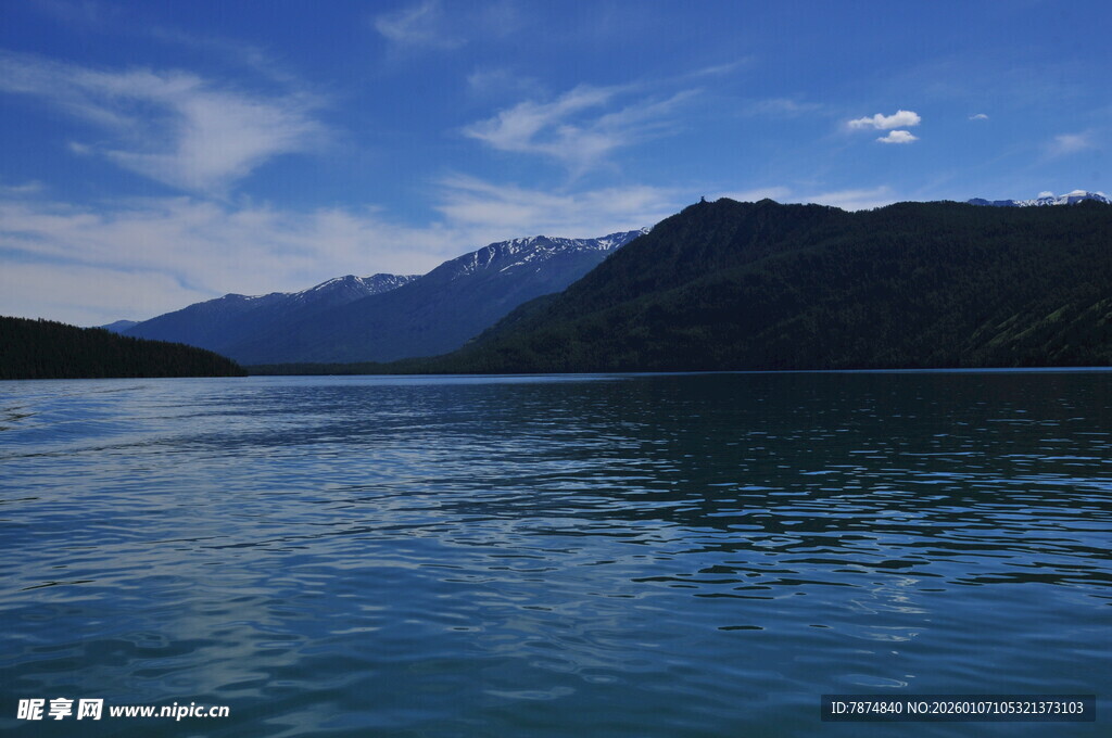宁静湖景与远方山峦