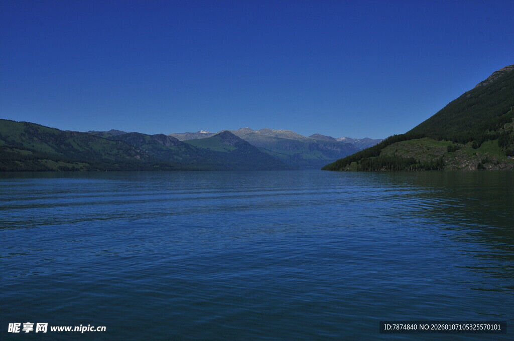 宁静山水间的蓝色湖面