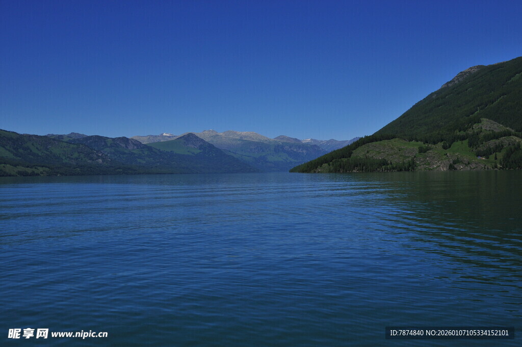 宁静湖景与远山相映