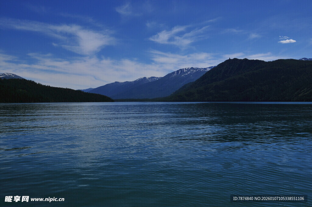 宁静湖景与远山