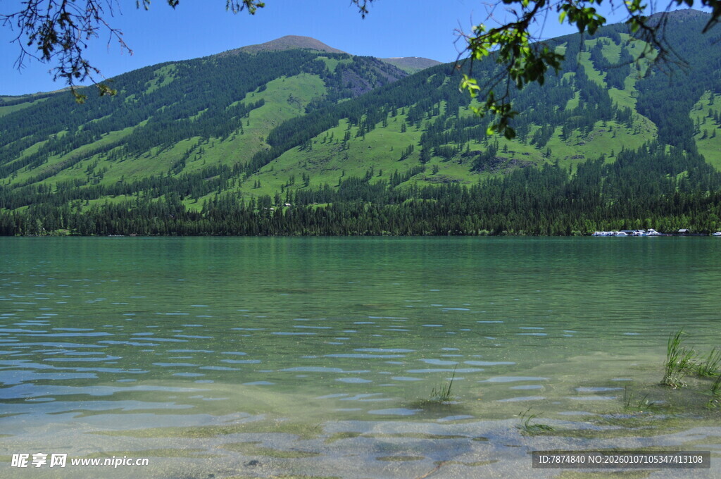 宁静湖畔青山景