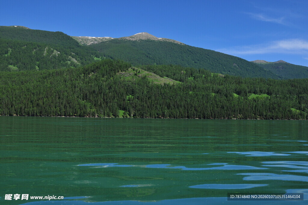 青山绿水间的静谧湖景