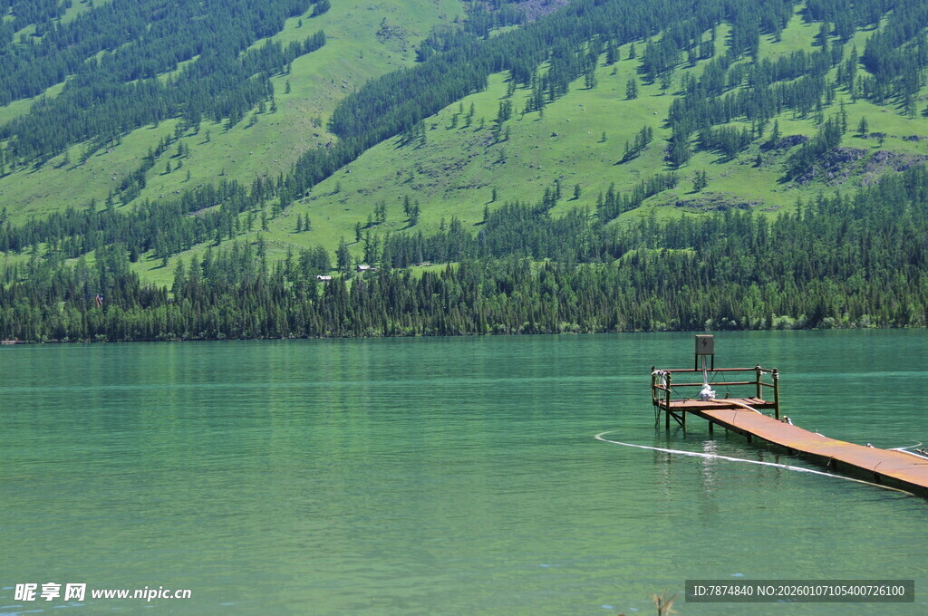 湖畔木栈道 青山绿水间