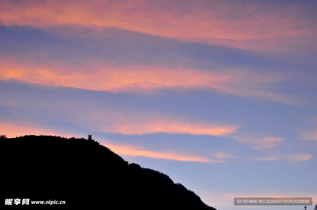 日落时分的山峦剪影