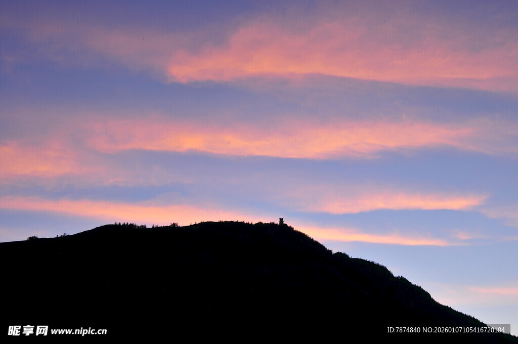 晚霞映照下的山峦剪影