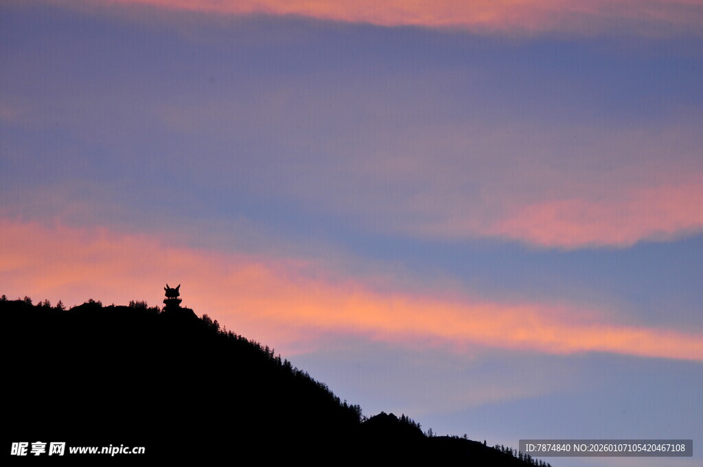 黄昏山巅剪影美景