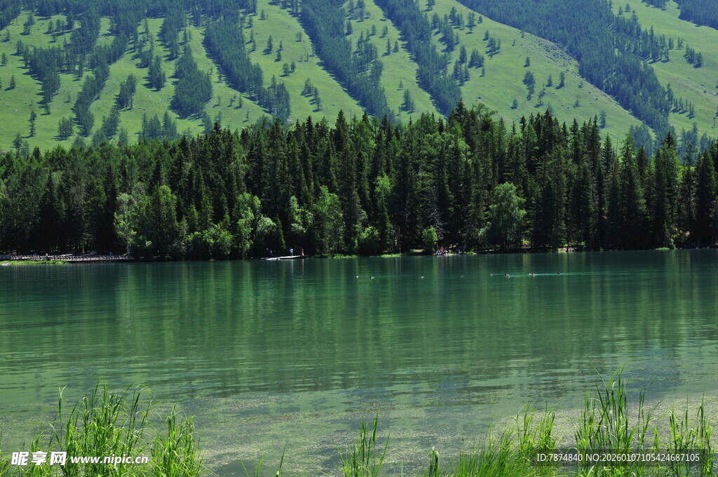 青山绿水间的静谧湖泊