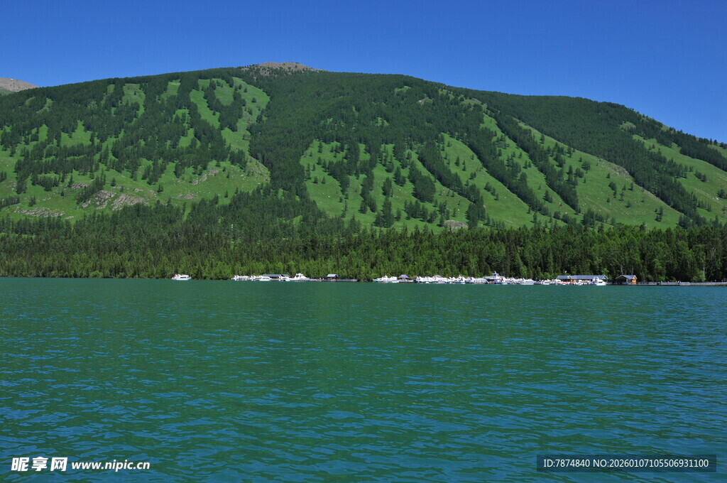 青山绿水间的宁静湖景