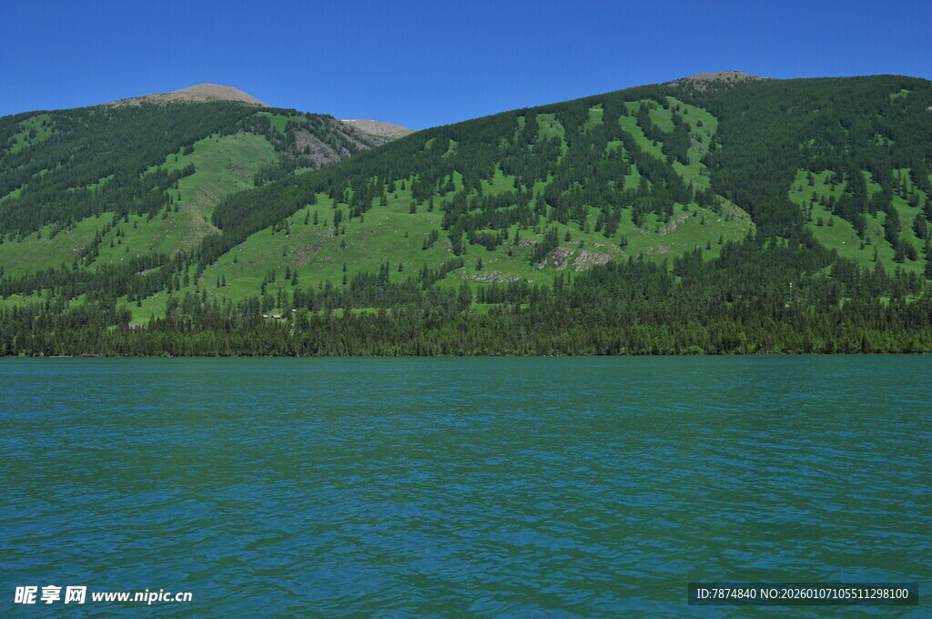 青山绿水间的静谧湖泊