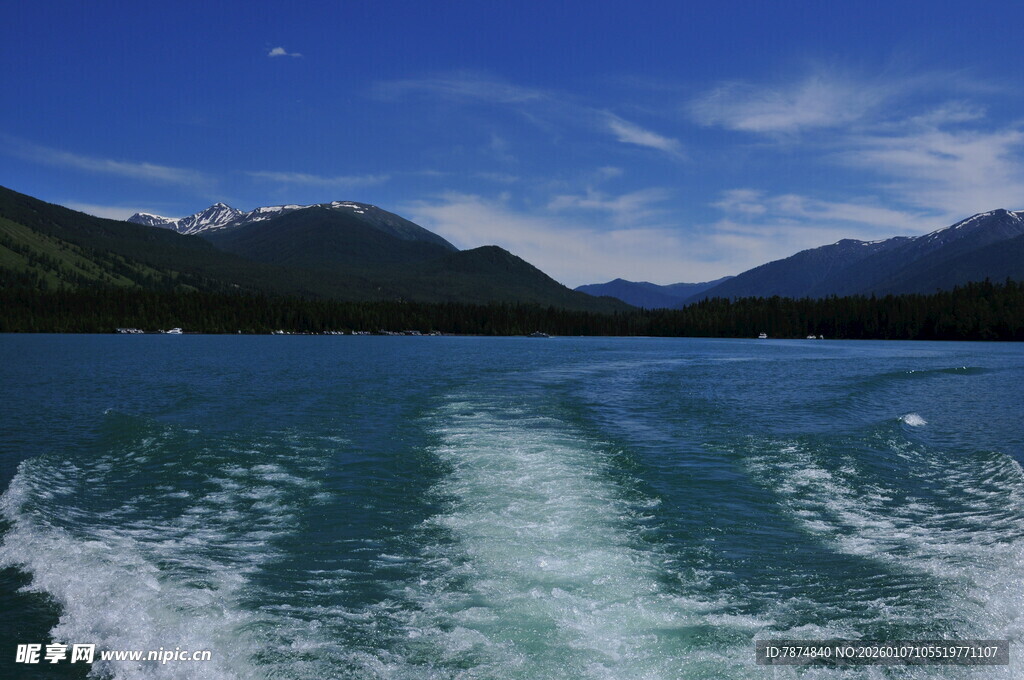 乘船游湖赏山水美景