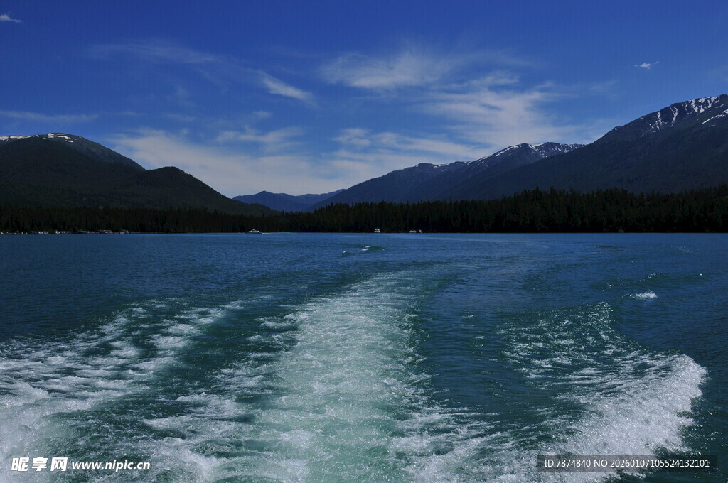 乘船游湖赏山水美景