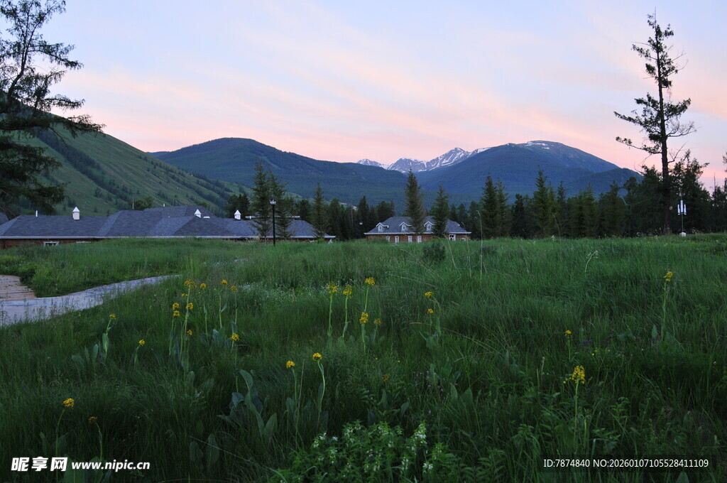 黄昏下的草地与远山景色