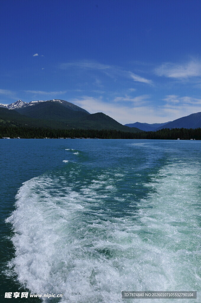 乘船赏景的碧波与浪花