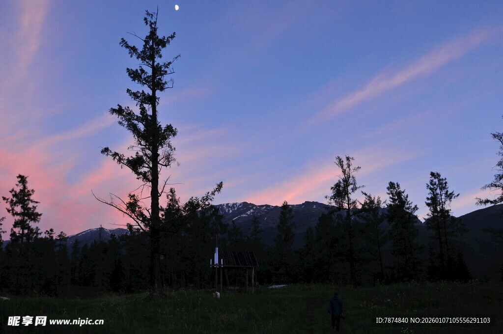 黄昏下的山林美景