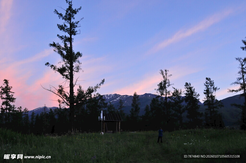黄昏下的山林美景