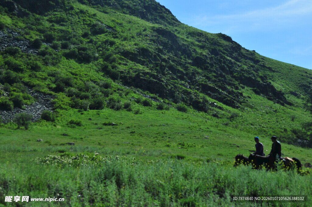 草原上的骑马者
