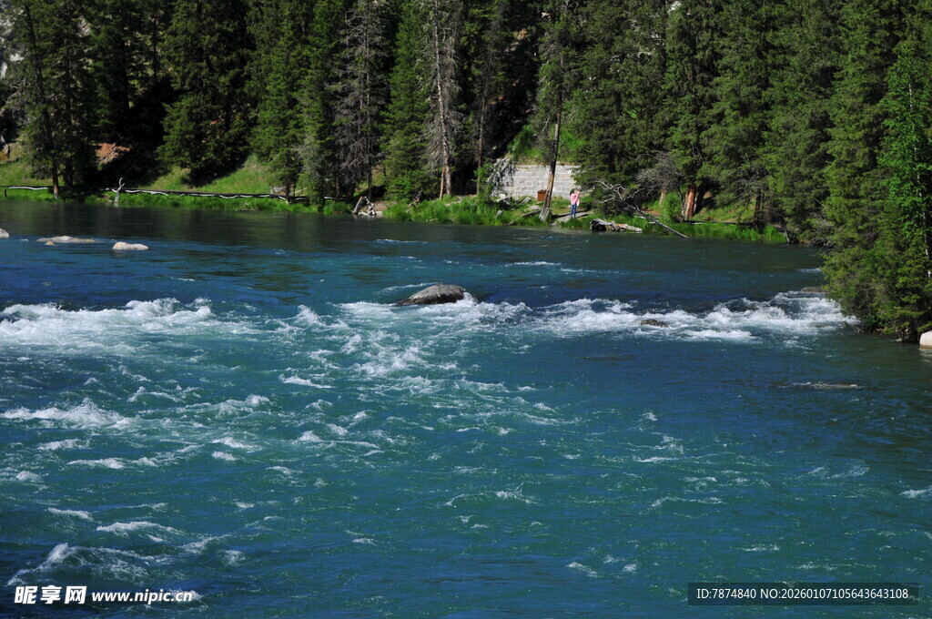 山间湍急的清澈河流
