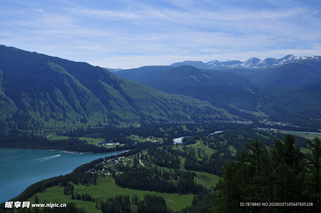 高山湖畔的美丽自然风光