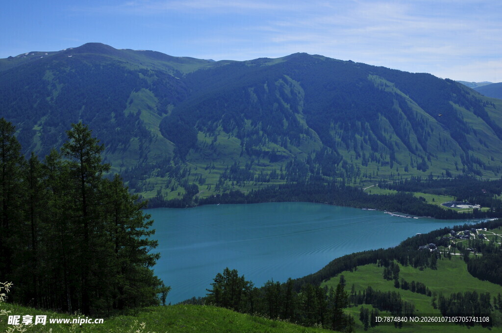湖畔青山美景如画
