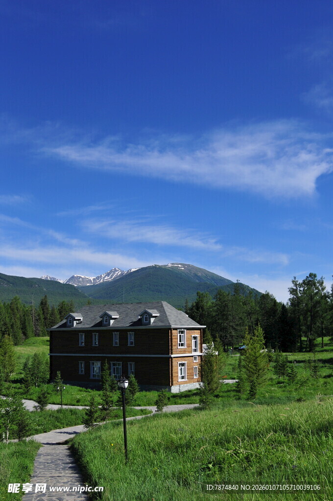 草原上的木屋与远山美景