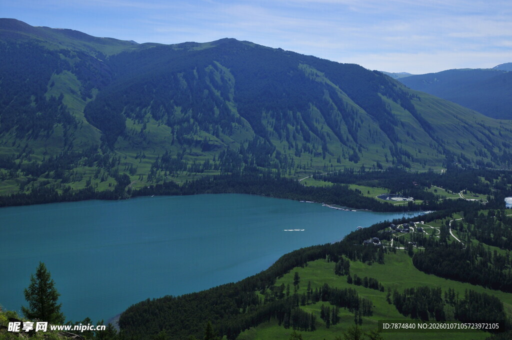 高山环抱的静谧蓝湖