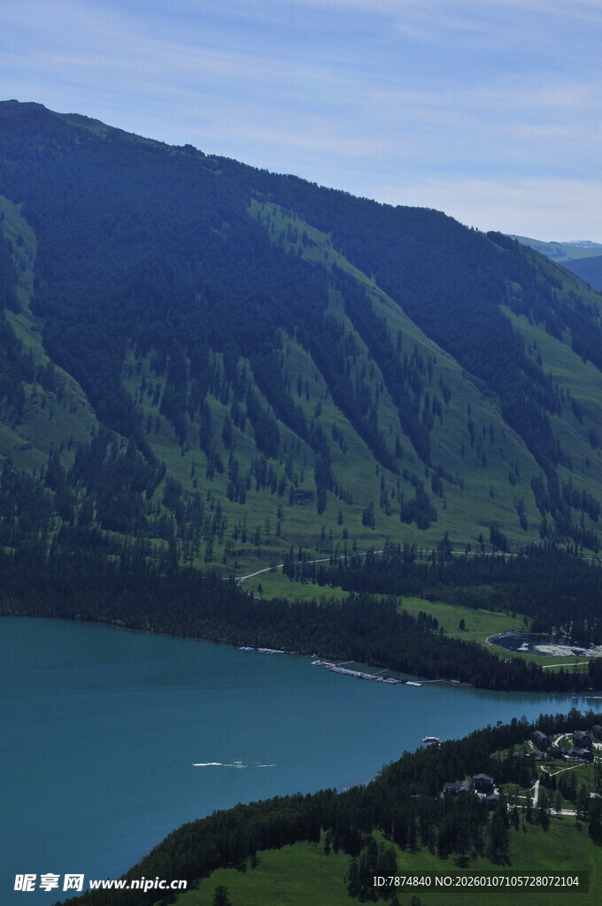 湖畔青山美景如画