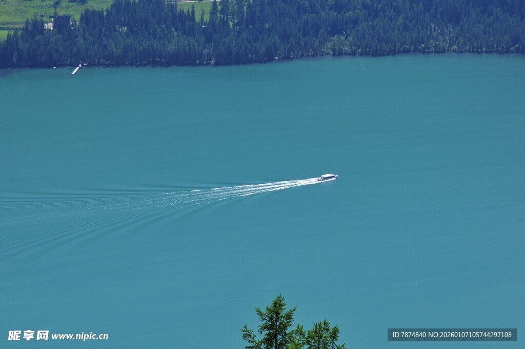 湖面上疾驰的白色快艇
