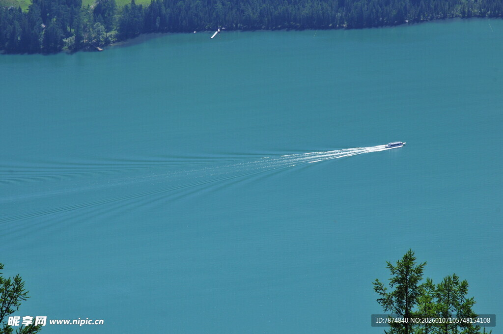 湖面上飞驰的白色船只